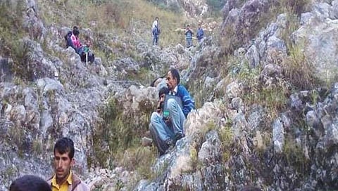 उत्तराखंड : खासगी बस दरीत कोसळली; एकाच गावातील १३ जणांचा मृत्यू