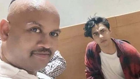 आर्यन खान सोबत सेल्फी घेणारा मिस्ट्री मॅन एनसीबीचा अधिकारी?