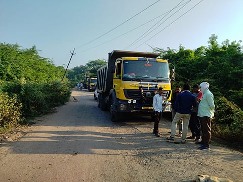 बीड : राक्षसभूवन येथे अवैध वाळूचे ५ ट्रक तहसीलदारांनी पकडले
