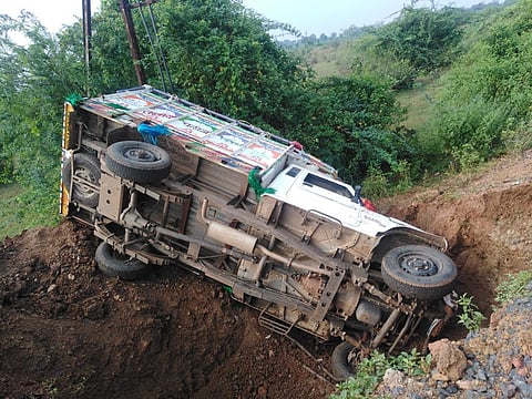 चंंद्रपूर : पिकअपच्या अपघातात एक महिला मृत्यूमुखी, १३ जखमी