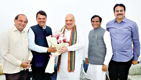 नवी दिल्ली : देवेंद्र फडणवीस यांच्या नेतृत्वातील शिष्टमंडळाने मंत्री अमित शहा यांची भेट घेतली. पुष्पगुच्छ देऊन शहा यांचे आभार मानण्यात आले. यावेळी केंद्रीय रेल्वे राज्यमंत्री रावसाहेब दानवे, राधाकृष्ण विखे-पाटील आणि हर्षवर्धन पाटील.