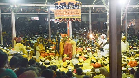 आप्पाचीवाडी : खडक मंदिर येथे भाकणूक कथन करताना सिद्धार्थ डोणे महाराज (वाघापुरे). शेजारी भाविक.