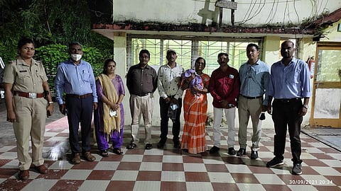 दत्तक देण्याच्या आमिषाने बाळाची विक्री करणारी टोळी जेरबंद केल्यानंतर पोलिस अधिकारी आणि बालकल्याण समितीचे पदाधिकारी