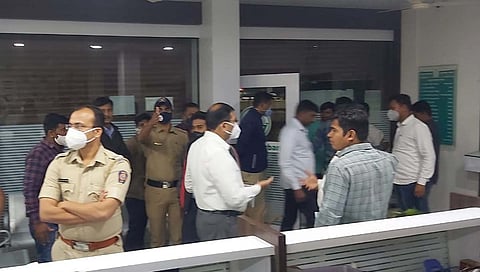 Buldhana Urban Bank : शहागडची बुलडाणा अर्बन बँक अवघ्या १५ मिनिटात लुटली; सव्वा कोटींचा मुद्देमाल लंपास