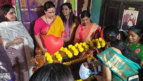 कोल्हापूर : राशिवडे येथे चित्रा वाघ यांची सुरक्षारक्षकाच्या मुलीच्या बारश्याला हजेरी