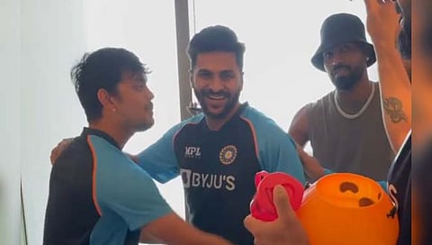 INDvsNZ : शार्दूल-ईशानचा कपल डान्स, रोहित-कोहलीच्या फॅमिलीचं हम साथ-साथ है..