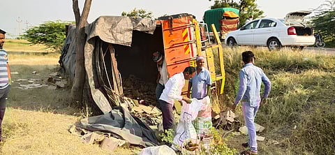 पुणे : उंडवडी कडेपठार येथे दारुचा ट्रक पलटला; नागरिकांनी बाटल्या पळवल्या