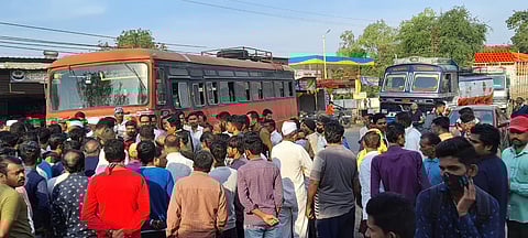 नाशिक : कंटेनरने बसचालकास चिरडले; चालक ठार