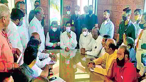 मंगरायाची वाडी : शहर हद्दवाढ कृती समितीच्या सदस्यांशी चर्चा करताना नगरविकास मंत्री एकनाथ शिंदे. शेजारी राज्य नियोजन मंडळाचे कार्यकारी अध्यक्ष राजेश क्षीरसागर, आ. चंद्रकांत जाधव, आर. के. पोवार, बाबा पार्टे, दिलीप देसाई, बाबा इंदुलकर आदी.