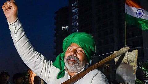 rakesh tikait : ‘शेतकर्यांना बळजबरीने सीमेवरून हटवाल तर सरकारी कार्यालये…’