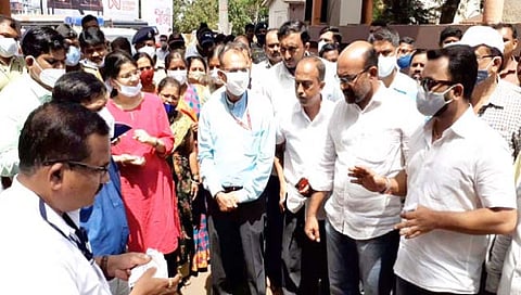 नृसिंहवाडी येथे केंद्रीय पथकाने पाहणी केली. यावेळी आपली भूमिका मांडताना ग्रामस्थ.