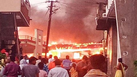 सातारा : पत्नीशी भांडणातून स्वतःचे घर जाळताना दहा घरे जळून खाक