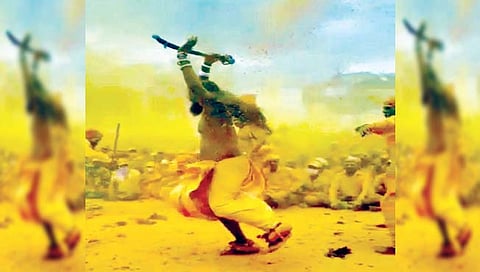 पट्टणकोडोली : येथे फरांडेबाबा हेडाम खेळताना.