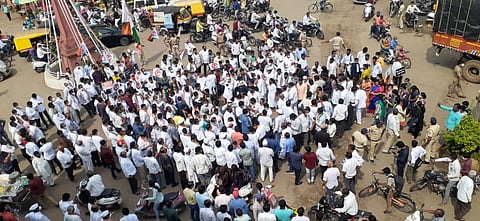 बारामती : अजित पवारांच्या निकटवर्तीयांवर आयकर छापे; राष्ट्रवादीकडून निषेध