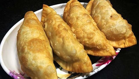 Karanji Recipe : कुरकुरीत करंजी कशी कराल?