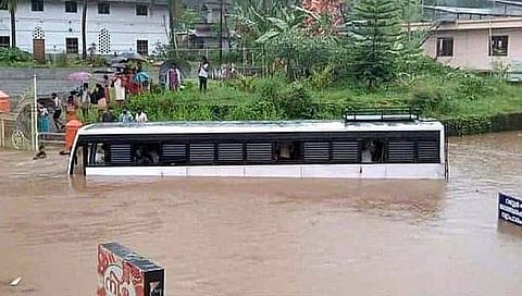 केरळमध्ये अनेक जिल्ह्यांमध्ये पावसाने हाहाकार माजवला आहे.