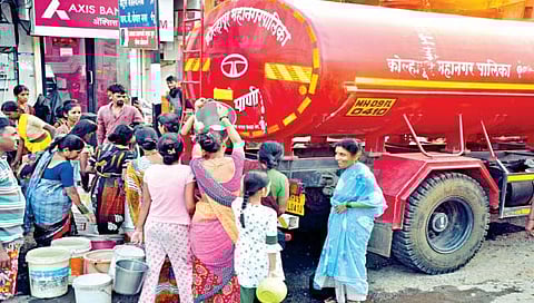 कोल्हापूर : शिंगणापूर बंधारा दुरुस्तीमुळे शहरातील काही भागात टँकरचे पाणी घेण्यासाठी महिलांनी गर्दी केली. (छाया : नाज ट्रेनर)