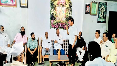 फोटो : 0014
कोल्हापूर : सर्वपक्षीय हद्दवाढ कृती समितीच्या बैठकीत बोलताना अॅड. बाबा इंदुलकर. सोबत सुभाष जाधव, आर. के. पोवार, बाबा पार्टे, जयुकमार शिंदे आदी. (छाया : पप्पू अत्तार)