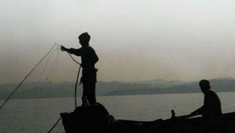 Konkan sailor missing : रत्नागिरी येथे खोल समुद्रात गेलेली बोट 6 खलाशांसह बेपत्ता
