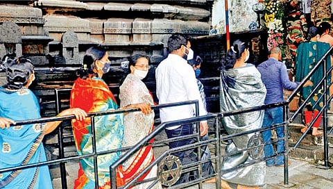 दर्शनासाठी गर्दी