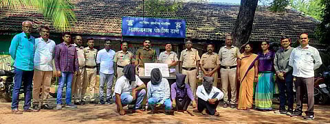 अटक केलेल्या संशयित आराेपींसमवेत पाेलिस कर्मचारी.