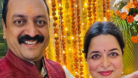 सनदी अधिकारी मिलिंद आणि मनीषा म्हैसकर यांच्यावर मधमाशांचा हल्ला