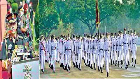 पुणे : एनडीएच्या दीक्षांत समारंभात बोलताना लष्करप्रमुख एम. एम. नरवणे. यावेळी कॅडेटस्नी संचलन केले.