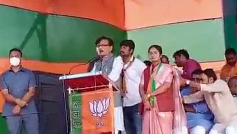 MP Minister : मध्य प्रदेशमधील मंत्र्यांने महिला उमेदवाराच्या केसात घातला हात, व्हायरल video वरून काँग्रेसची टीका