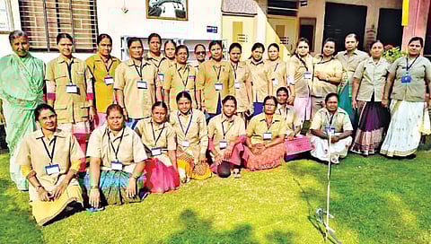 कोल्हापूर : पुरुषांच्या खांद्याला खांदा लावून कर्तव्य बजावणार्या ‘वायरवूमन’. (छाया : पप्पू अत्तार)