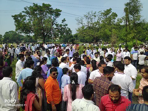 मतमाेजणी केंद्राबाहेर झालेली गर्दी.