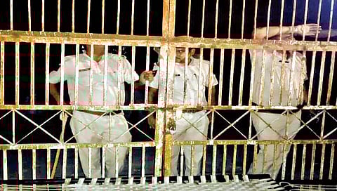 श्रीगंगानगर : राजस्थानातील श्रीगंगानगरातील घडसाना येथे पोलिस उपअधीक्षकांसह दीडशे पोलिस जवानांना ओलिस ठेवले आहे.