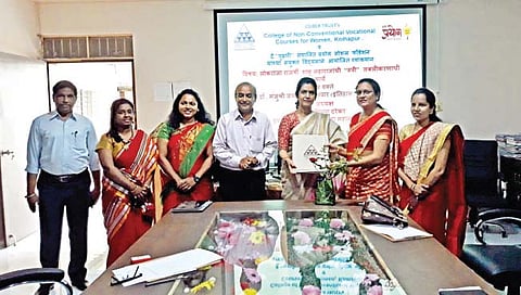 कोल्हापूर : सायबर वूमेन्स कॉलेजमध्ये आयोजित व्याख्यानप्रसंगी
डॉ. मंजुश्री पवार यांचे स्वागत करताना प्राचार्य डॉ. ए. आर. कुलकर्णी, ज्योती हिरेमठ, तेजस्विनी चिले आदी. (छाया ः नाज ट्रेनर)