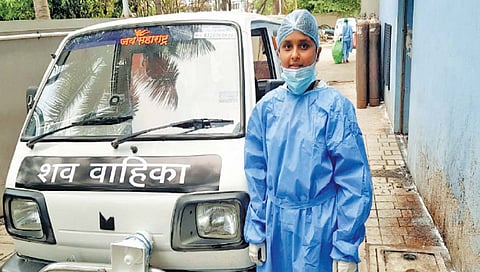 प्रिया पाटील : शववाहिकेची सारथी ’दुर्गा’