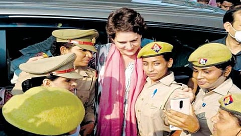 प्रियांका गांधीच्या अटक केल्यावर सेल्फी घेणाऱ्या महिला पोलिसांवर होणार कारवाई?