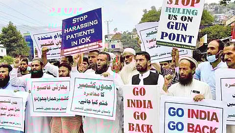 काश्मीरमध्ये मानवाधिकारांचे उल्लंघन होत असल्याचा आरोप करून भारताविरुद्ध बदनामीची आंतरराष्ट्रीय मोहीम पाकिस्तानने प्रायोजितकेली आहे. काश्मीरवरून भारताविरुद्धच्या निदर्शनांच्या मोहिमेतील हे एक प्रातिनिधिक छायाचित्र.