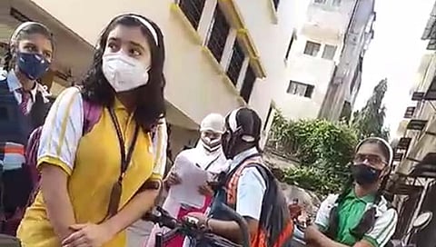 फी न भरल्यामुळे पहिल्याच दिवशी विद्यार्थ्यांना शाळेतून बाहेर काढले