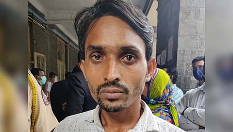 पोलिस गेले झोपी, चरस तस्कर बेड्यांसह फरार