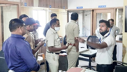 आंबवणे येथे जिल्हा सहकारी बँक लुटण्याचा प्रयत्न फसला