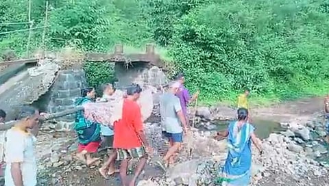 बावले ग्रामपंचायत लोकप्रतिनिधी आजारी पडल्या. ग्रामस्थांनी त्यांना डोलीमधून डॉक्टरांकडे नेले.