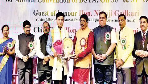 पुणे ः कर्नाटकचे मंत्री मृगेश निराणी यांच्या हस्ते साखर उद्योग पुरस्कार स्वीकारताना समरजितसिंह घाटगे. सोबत इतर मान्यवर.