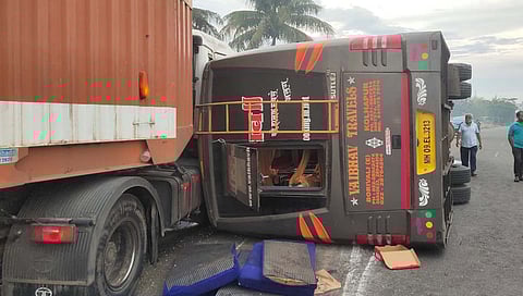 satara highway accident : पुणे -बंगळूर महामार्गावर सातारा येथे ट्रॅव्हल्स पलटी