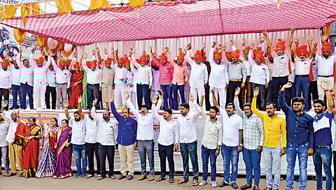 कोल्हापूर : खानापूर तालुका महाराष्ट्र एकीकरण समितीच्या वतीने आयोजित धरणे आंदोलनात हात उंचावून एकजुटीची वज्रमूठ दाखविताना समितीच्या पदाधिकार्यांसह विविध पक्ष, संघटनांचे पदाधिकारी व कार्यकर्ते. ( छाया ः नाज ट्रेनर )