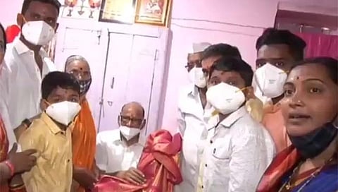 शरद पवार यांची आमदार निलेश लंके यांच्या घरी भेट; सुरू झाली ‘ही’ चर्चा