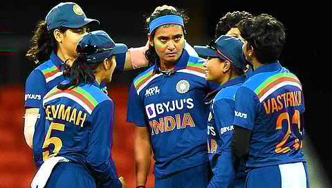 शिखा पांडेने टाकलेला चेंडू पाहून तोंडात बोटे घालाल! ( Video )