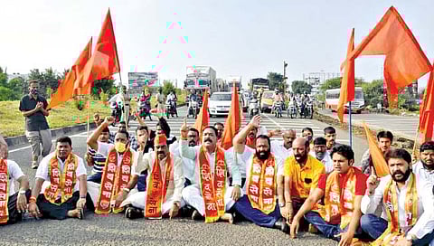 कोल्हापूर : शिवसेनेने पुणे-बंगळूर राष्ट्रीय महामार्ग रोखल्याने वाहतूक काही काळ ठप्प झाली
होती. (छाया : नाज ट्रेनर)