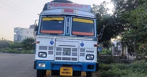 जळगाव : गुरांची वाहतूक करणाऱ्या ट्रकसह दोघेजण ताब्यात