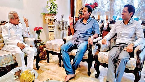 कोल्हापूर : दै. ‘पुढारी’चे मुख्य संपादक पद्मश्री डॉ. प्रतापसिंह जाधव व ‘पुढारी’चे चेअरमन डॉ. योगेश जाधव यांच्याशी चर्चा करताना खा. श्री. छ. उदयनराजे भोसले. (छाया ः पप्पू अत्तार)