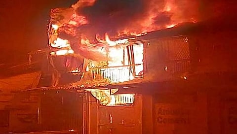 पालघर : डहाणूत मध्यरात्री आगीत तीन दुकाने जळून खाक