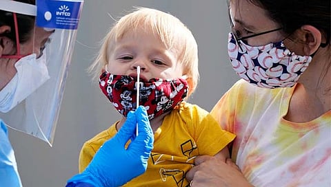 America : शाळा उघडल्यामुळे कोरोनाचा उच्छाद; सुमारे १.४१ लाख मुलं संक्रमित