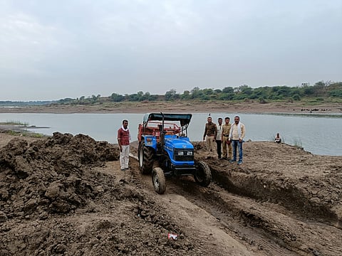 हट्टा पोलिसांची कारवाई : अवैध वाळू उपसा करणारे ट्रॅक्टर पकडले
